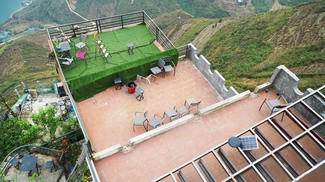 Tourists are still busy checking - in at Panorama Ma Pi Leng Ha Giang - 8