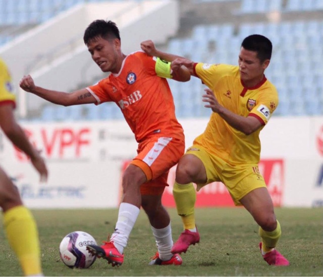 Đức Chinh đá chính, đội bóng của HLV Huỳnh Đức lên ngôi đầu V-League - 2 Đức Chinh đá chính, đội bóng của HLV Huỳnh Đức lên ngôi đầu V-League - 2