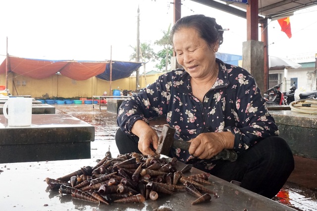 Nhọc nhằn đập trôn ốc, người phụ nữ kiếm bạc lẻ mỗi ngày - 1 Nhọc nhằn đập trôn ốc, người phụ nữ kiếm bạc lẻ mỗi ngày - 1
