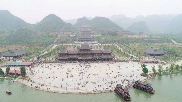 Biển người đổ về chùa Tam Chúc ngày cuối tuần