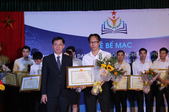 Hoa mắt với bảng thành tích giáo viên dạy giỏi của thầy giáo trường nghề - 1 Hoa mắt với bảng thành tích giáo viên dạy giỏi của thầy giáo trường nghề - 1