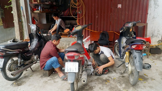 Bố mẹ lần lượt qua đời, nam sinh phụ sửa xe máy để lấy tiền đi học - 4 Bố mẹ lần lượt qua đời, nam sinh phụ sửa xe máy để lấy tiền đi học - 4