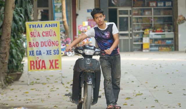 Bố mẹ lần lượt qua đời, nam sinh phụ sửa xe máy để lấy tiền đi học - 5 Bố mẹ lần lượt qua đời, nam sinh phụ sửa xe máy để lấy tiền đi học - 5