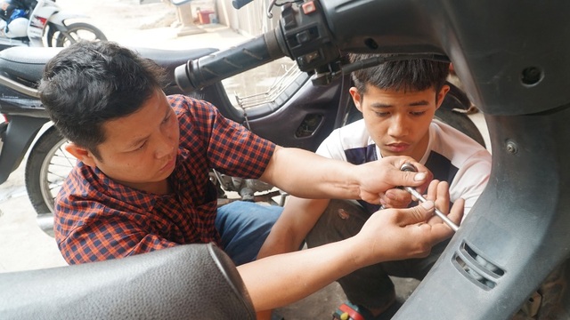 Bố mẹ lần lượt qua đời, nam sinh phụ sửa xe máy để lấy tiền đi học - 6 Bố mẹ lần lượt qua đời, nam sinh phụ sửa xe máy để lấy tiền đi học - 6