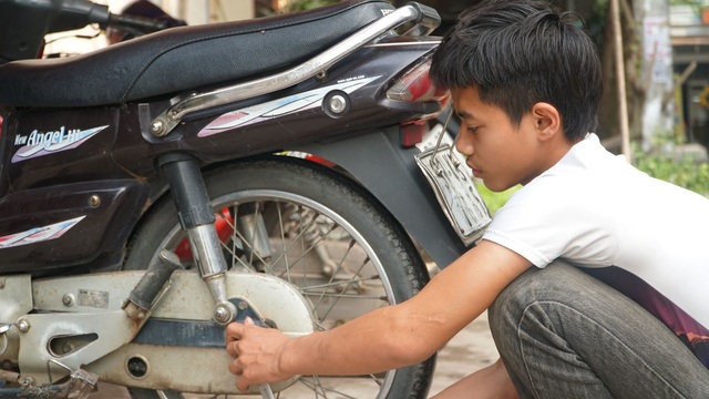 Bố mẹ lần lượt qua đời, nam sinh phụ sửa xe máy để lấy tiền đi học - 7 Bố mẹ lần lượt qua đời, nam sinh phụ sửa xe máy để lấy tiền đi học - 7