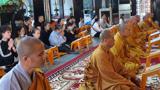 Mẹ Minh Lộc suy sụp trong lễ tưởng niệm, tiết lộ lý do giấu tin con qua đời - 9 Mẹ Minh Lộc suy sụp trong lễ tưởng niệm, tiết lộ lý do giấu tin con qua đời - 9