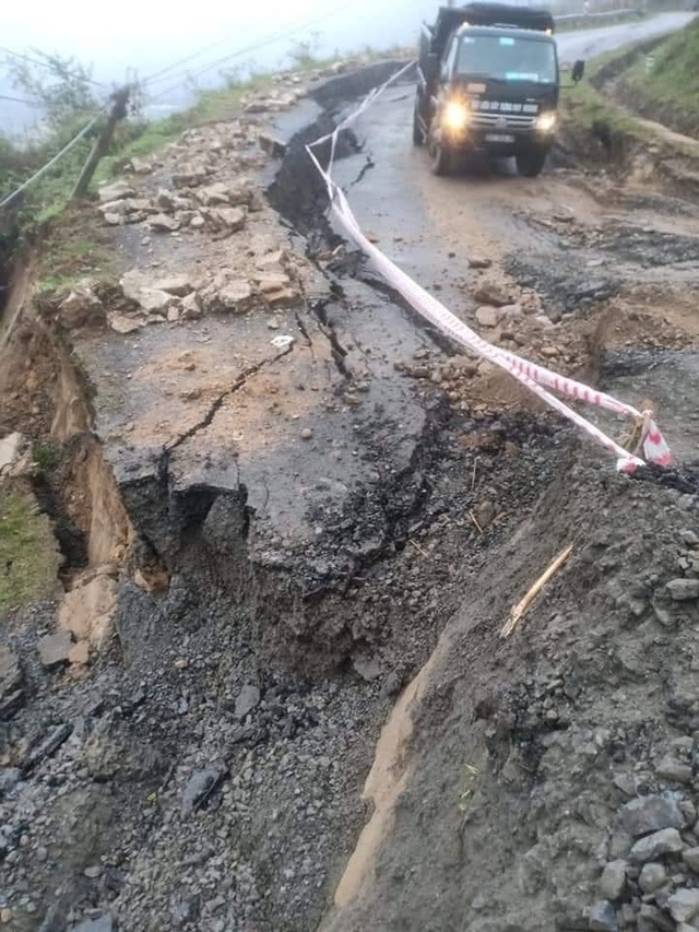 Vết nứt lớn cắt đứt Tỉnh lộ 152 lên Khu du lịch Sa Pa - 1