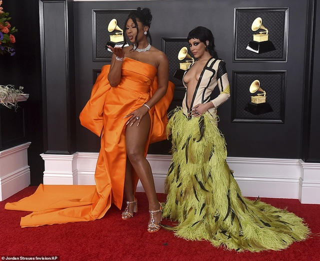 Choáng với váy hở bạo của Doja Cat trên thảm đỏ Grammy - 3