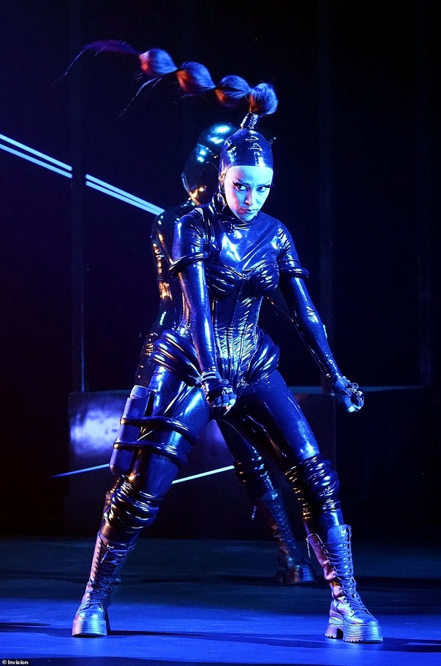 Cardi B và Megan Thee Stallion trình diễn lôi cuốn tại Grammy 2021 - 8 Cardi B và Megan Thee Stallion trình diễn lôi cuốn tại Grammy 2021 - 8