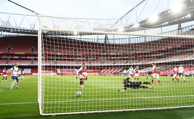 Arsenal 2-1 Tottenham: Lamela lập siêu phẩm Rabona và bị đuổi - 3
