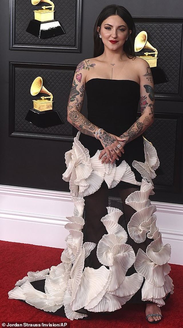 Choáng với váy hở bạo của Doja Cat trên thảm đỏ Grammy - 15
