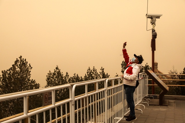 Bão cát tồi tệ nhất 10 năm quần thảo Trung Quốc, bầu trời Bắc Kinh mù mịt - 9