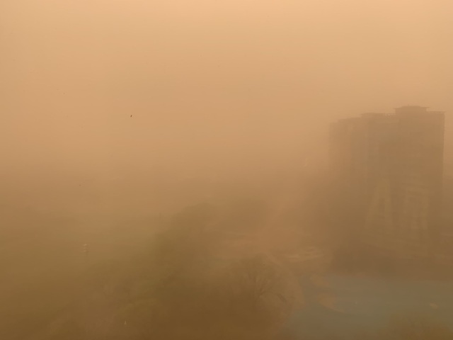 Bão cát tồi tệ nhất 10 năm quần thảo Trung Quốc, bầu trời Bắc Kinh mù mịt - 4