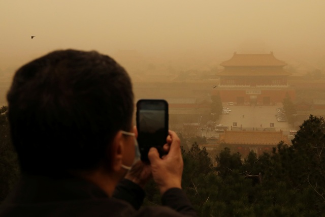 Bão cát tồi tệ nhất 10 năm quần thảo Trung Quốc, bầu trời Bắc Kinh mù mịt - 6