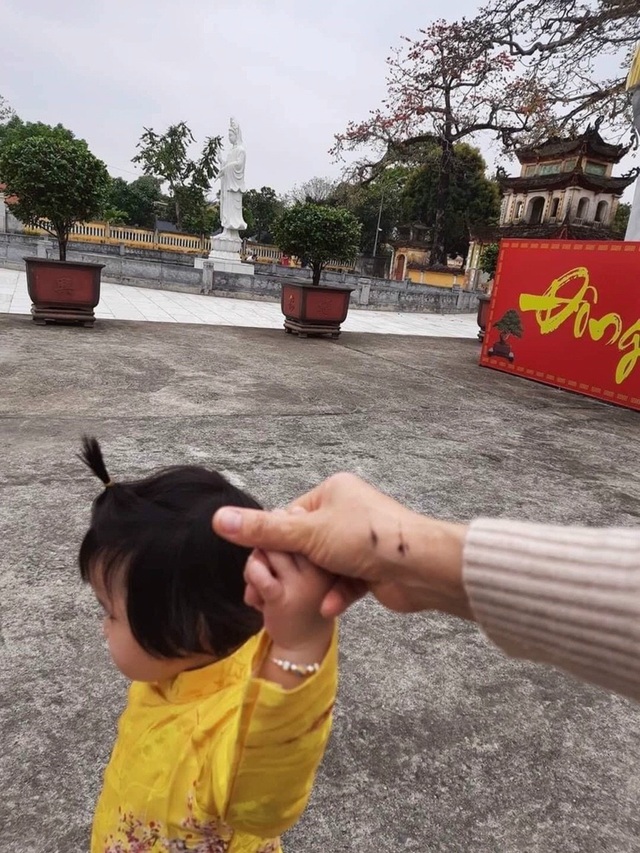 Đề nghị điều chỉnh nhà sư xua đuổi, đập hương đang cháy vào tay người dân - 2 Đề nghị điều chỉnh nhà sư xua đuổi, đập hương đang cháy vào tay người dân - 2