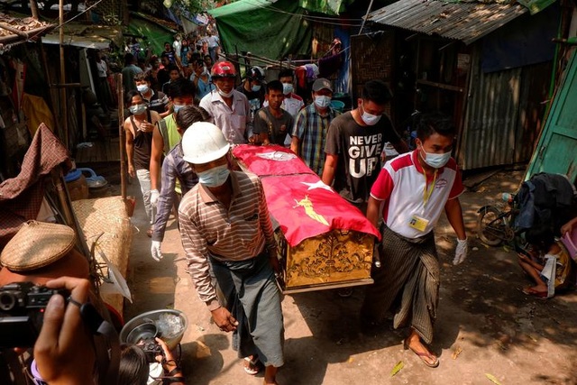 Quân đội Myanmar bị nghi nổ súng vào đám tang - 1