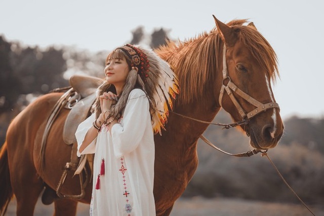 Hồn nhiên và phóng khoáng, cô gái 19 tuổi gây ấn tượng với bộ ảnh Bohemian