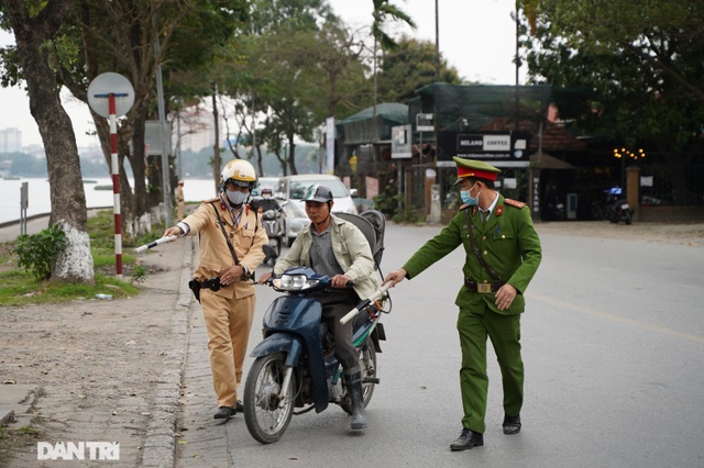 Theo chân CSGT bắt hàng loạt ma men chạy xe gắn máy trên đường phố Hà Nội - 11