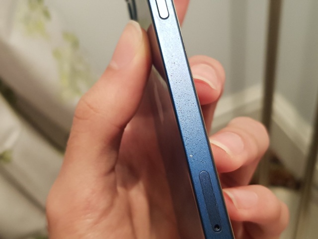 Cạnh viền iPhone 12 có hiện tượng bị bay màu, dù luôn đeo ốp cẩn thận - 2