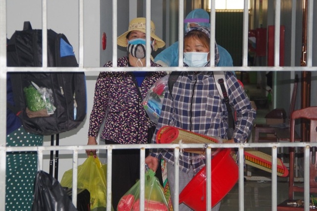 Hàng chục người xin vào khu cách ly chăm sóc các cháu bé về từ Hàn Quốc - 2