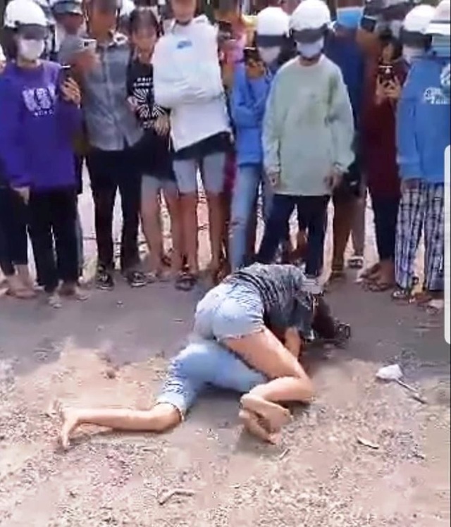 Làm rõ vụ 2 nữ sinh đánh nhau, đám đông cổ vũ và quay clip tung lên mạng - 1 Làm rõ vụ 2 nữ sinh đánh nhau, đám đông cổ vũ và quay clip tung lên mạng - 1