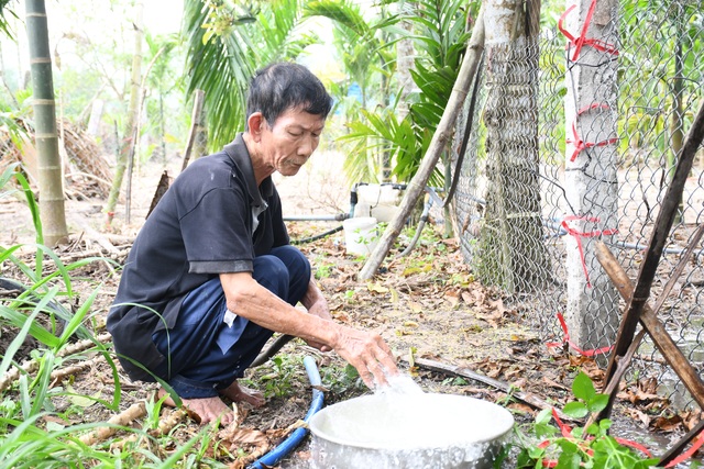 Hàng loạt giếng nước đổi màu vàng như nước chè, bốc mùi khét - 3 Hàng loạt giếng nước đổi màu vàng như nước chè, bốc mùi khét - 3