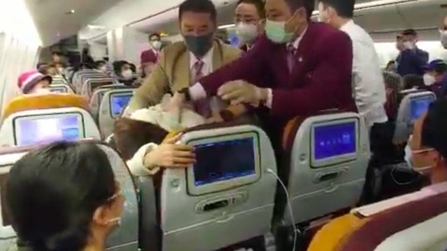 Phi công bị đánh gãy răng trên máy bay nhận án phạt nặng - 2 Phi công bị đánh gãy răng trên máy bay nhận án phạt nặng - 2