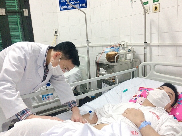 Đau khớp háng 2 bên, nam thanh niên 22 tuổi sốc vì hoại tử chỏm xương đùi - 1 Đau khớp háng 2 bên, nam thanh niên 22 tuổi sốc vì hoại tử chỏm xương đùi - 1