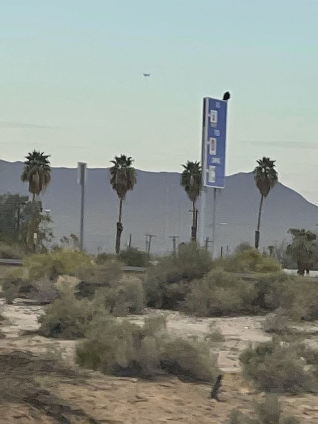 UFO bí ẩn cỡ xe tải bay lượn trên bầu trời hơn 1 giờ ở sa mạc Arizona - 2