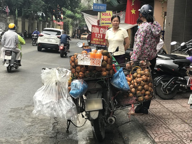 Túc tắc ngày vắt 3 tạ cam sành đóng chai, tiểu thương thu về tiền triệu - 3