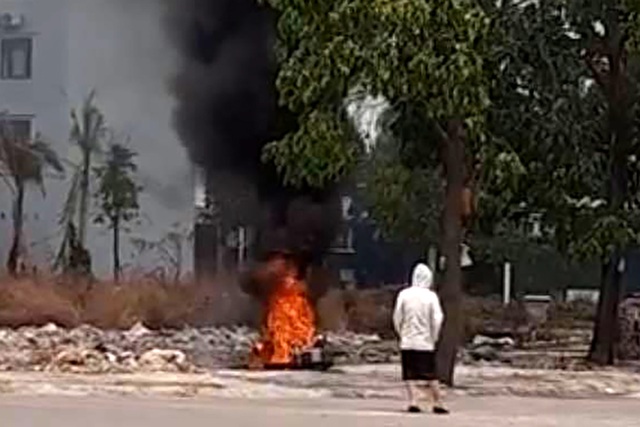 Cô gái trẻ đốt xe SH trong công viên - 1 Cô gái trẻ đốt xe SH trong công viên - 1