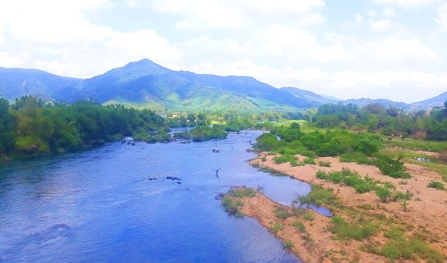 Back to Binh Dinh to enjoy strange fish, just cross the waterfall to breed - 2