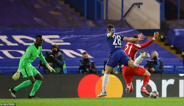 Luis Suarez thi đấu thảm họa trong ngày Atletico thua Chelsea - 4 Luis Suarez thi đấu thảm họa trong ngày Atletico thua Chelsea - 4