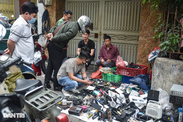 The market has a unique and strange name that sells all kinds of gold and bran in Hanoi - 14