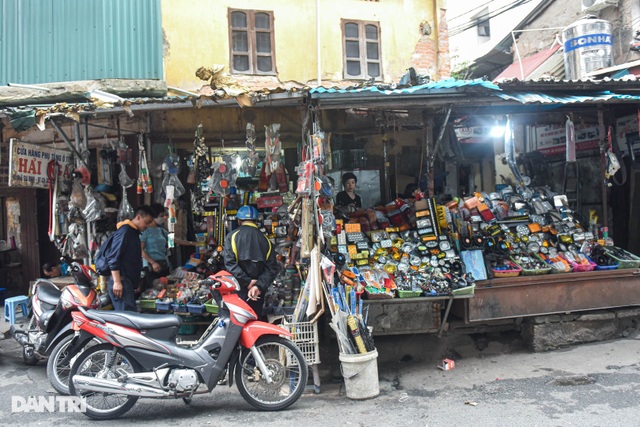 The market has a unique and strange name that sells all kinds of gold and bran in Hanoi - 5