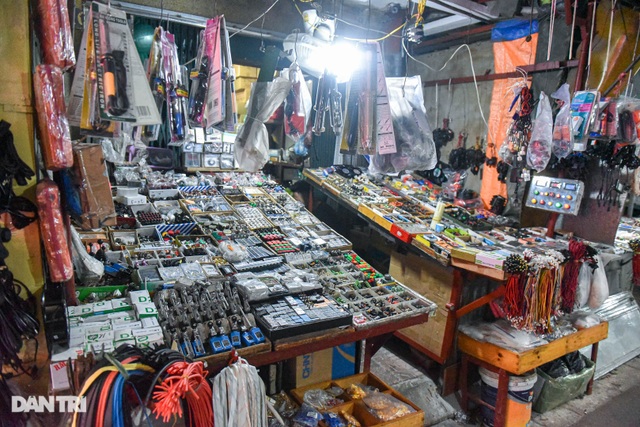 The market has a unique and strange name that sells all kinds of gold and bran in Hanoi - 7