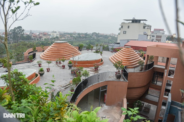 Close-up of a hundred billion pottery house with unique design in the ancient village of Bat Trang - 2