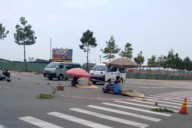 Đi ăn cơm trưa, hai công nhân bị xe tông chết thảm - 1 Đi ăn cơm trưa, hai công nhân bị xe tông chết thảm - 1
