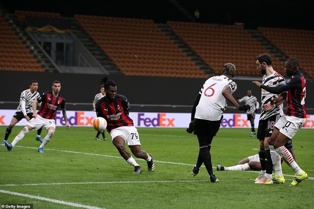 Pogba tỏa sáng giúp Man Utd vượt ải AC Milan, Tottenham bị loại cực sốc - 1