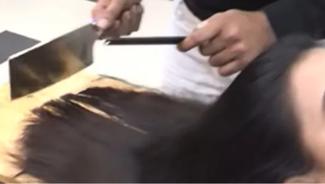 Bá đạo màn cắt tóc bằng dao và thớt - 1