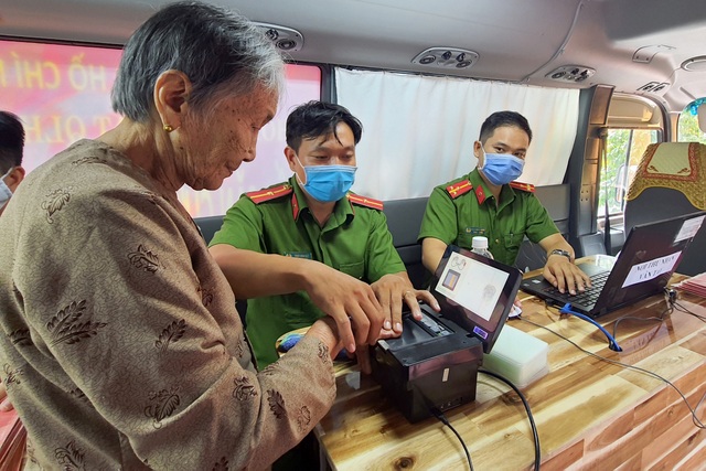 Cụ bà phấn khởi được làm thẻ căn cước trong một nốt nhạc - 2 Cụ bà phấn khởi được làm thẻ căn cước trong một nốt nhạc - 2