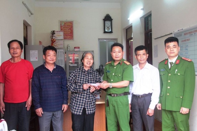 Người thu mua phế liệu nhặt được 1,1 cây vàng trong đôi ủng cao su - 2 Người thu mua phế liệu nhặt được 1,1 cây vàng trong đôi ủng cao su - 2