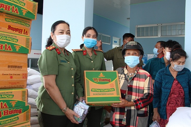 Bác sĩ cầu vai sao vàng khám bệnh, tặng quà đến 200 người nghèo - 3 Bác sĩ cầu vai sao vàng khám bệnh, tặng quà đến 200 người nghèo - 3