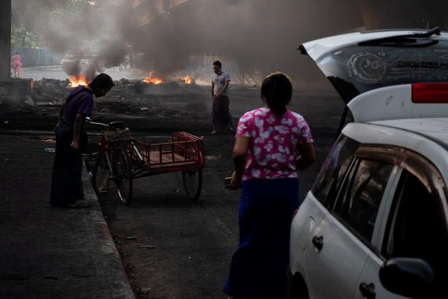 Thêm 8 người chết trong phong trào biểu tình, Myanmar căng thẳng sục sôi - 1