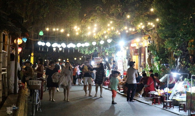 Hàng nghìn du khách đến Hội An đón ngày quốc tế hạnh phúc - 7 Hàng nghìn du khách đến Hội An đón ngày quốc tế hạnh phúc - 7