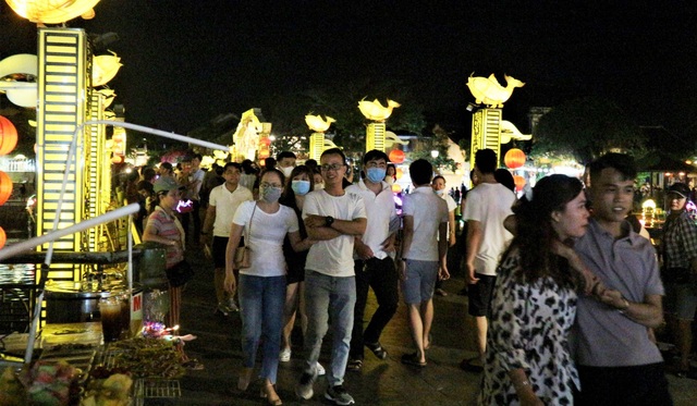 Hàng nghìn du khách đến Hội An đón ngày quốc tế hạnh phúc - 8 Hàng nghìn du khách đến Hội An đón ngày quốc tế hạnh phúc - 8