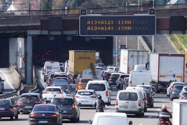 Dân ồ ạt rời thành phố né phong tỏa, Paris tắc đường 400 km - 3