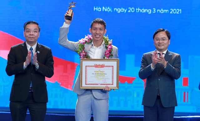Tuyển thủ Hùng Dũng được trao giải Gương mặt trẻ Thủ đô tiêu biểu 2020 - 4 Tuyển thủ Hùng Dũng được trao giải Gương mặt trẻ Thủ đô tiêu biểu 2020 - 4
