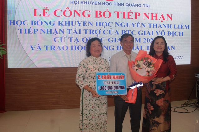 TS Nguyễn Thanh Liêm dành 1 tỷ đồng làm học bổng tặng HS,SV nghèo - 1
