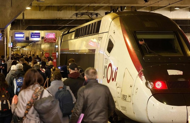 Dân ồ ạt rời thành phố né phong tỏa, Paris tắc đường 400 km - 2